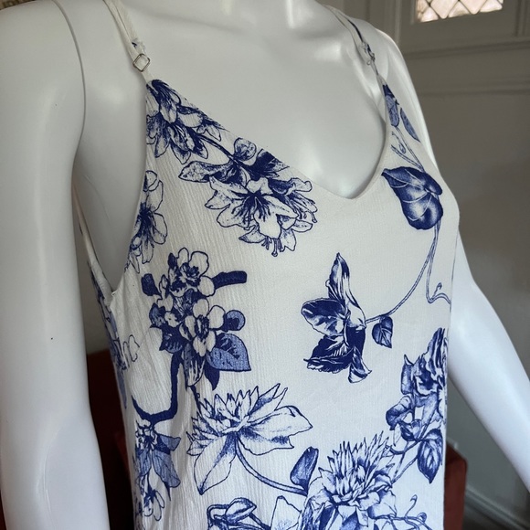 Swing/babydoll dress with an adorable blue and white floral  design throughout - Picture 3 of 7